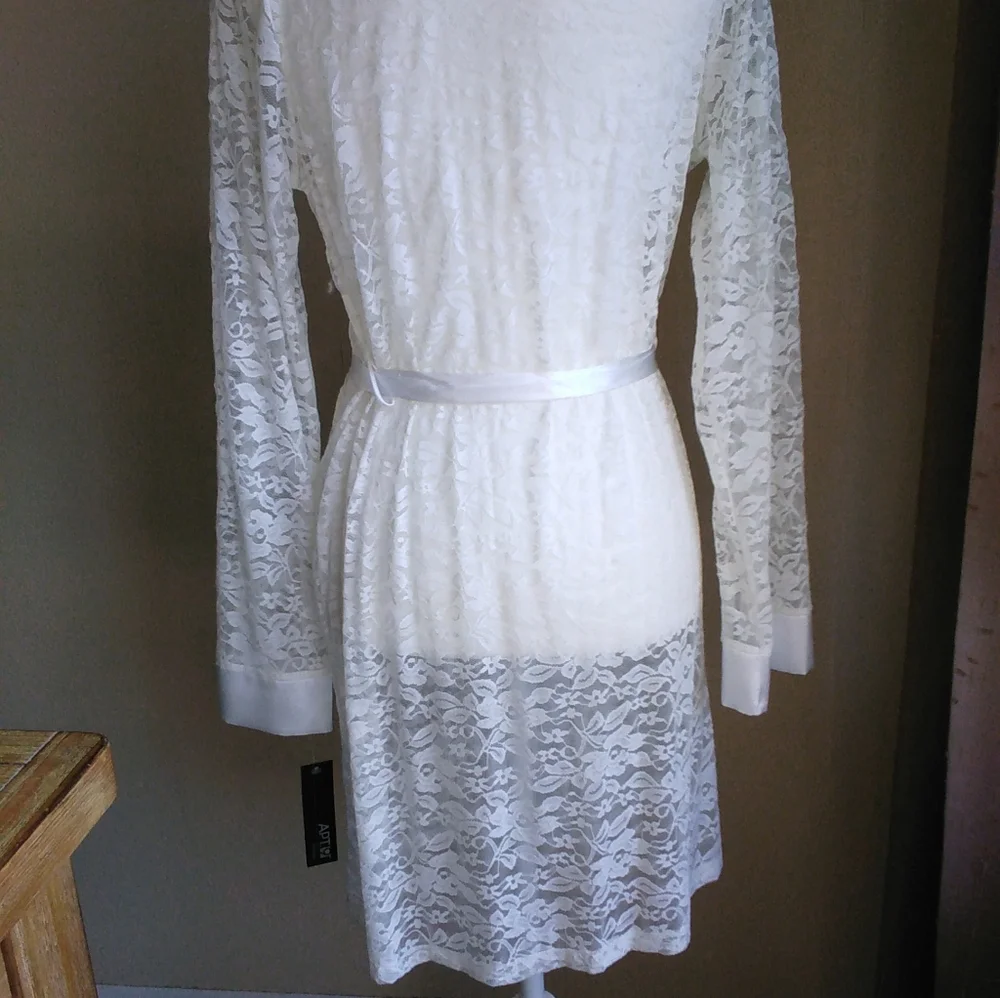 Lace Robe - Picture 2 of 7